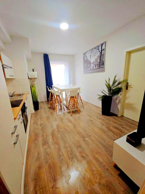Kitchen or kitchenette, Living room, Seating area, Dining area, Food, Food, Lunch, Dinner, Dinner, kitchen, kitchen