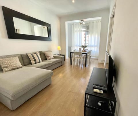 TV and multimedia, Living room, Photo of the whole room, Seating area, hair dresser