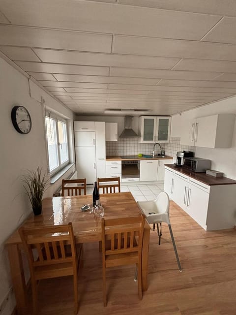 Kitchen or kitchenette, Seating area, stove