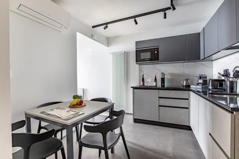 Coffee/tea facilities, Decorative detail, microwave, toaster, kitchen, air conditioner