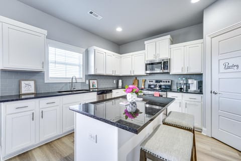 Home on the Hill 8 Mi to Bentonville City Square House in Bentonville