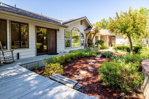 Falls Lake View Winter Special Ends512 House in Bass Lake