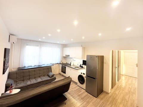 Communal lounge/ TV room, TV and multimedia, Living room, Seating area, Evening entertainment, oven, stove