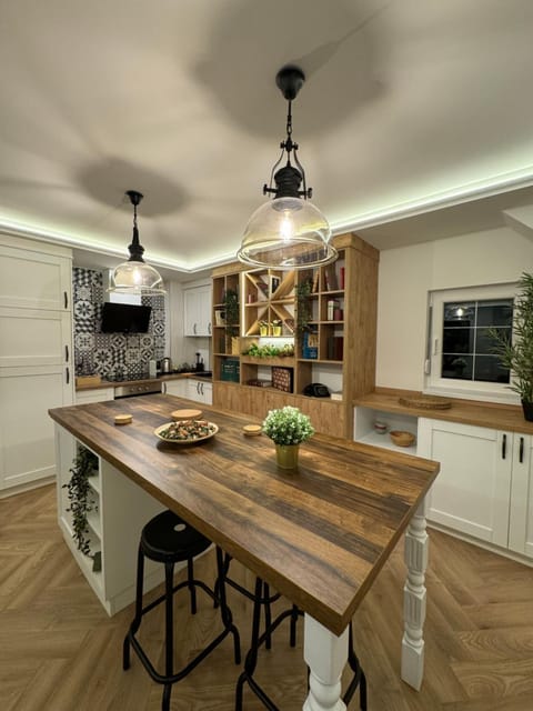 Kitchen or kitchenette, Dining area, stove