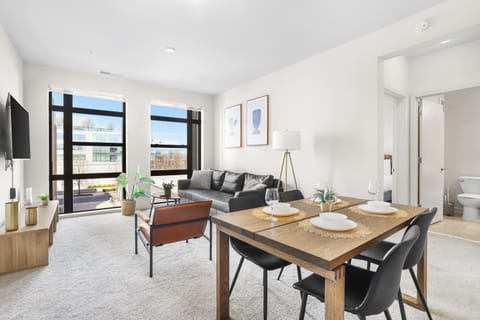 TV and multimedia, Living room, Seating area, Dining area