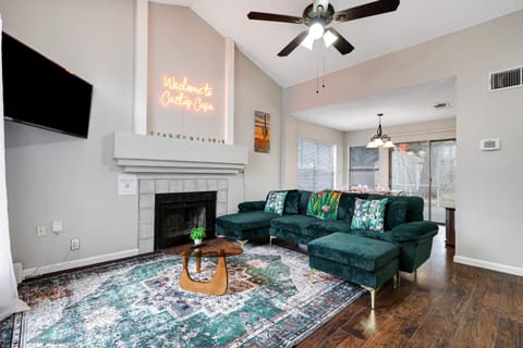 Nr Sea World WiFi Games Yard Pets Parking House in San Antonio