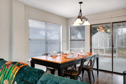 Nr Sea World WiFi Games Yard Pets Parking House in San Antonio