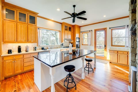 11 Mi to Downtown Denton Spacious Ranch Retreat House in Lake Lewisville