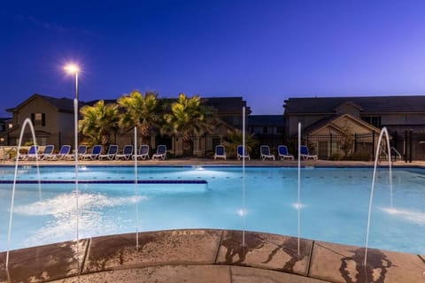 Sand Cove the Pool is Open and Heated Year Round! House in Washington