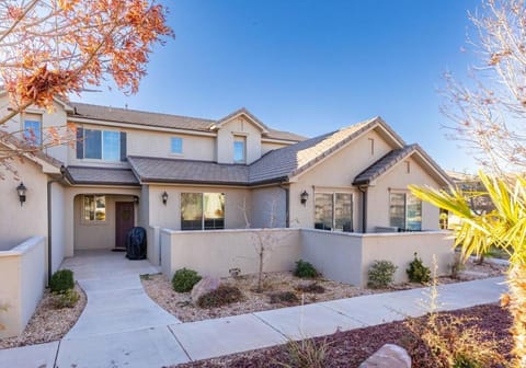 Sand Cove the Pool is Open and Heated Year Round! House in Washington