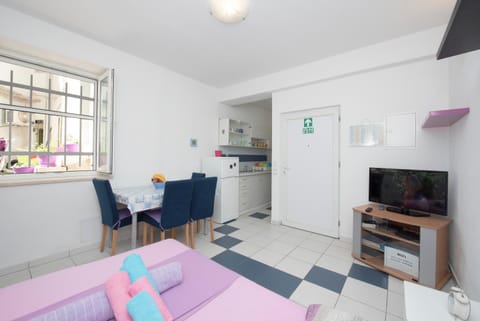 Bed, Coffee/tea facilities, View (from property/room), Kitchen or kitchenette, Living room, Food and drinks, Dining area
