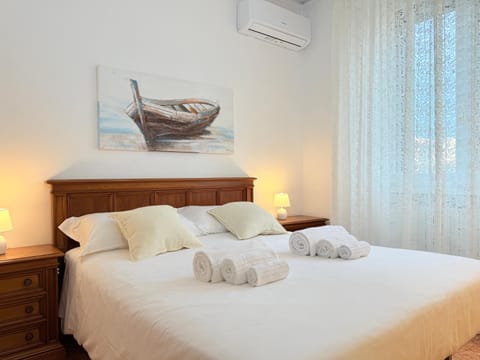 Bed, Bedroom, towels, air conditioner