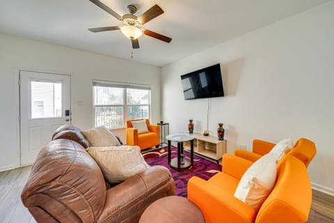 8 Mi to Lackland AFB Pet-Friendly Home with Yard! House in San Antonio