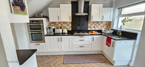 Coffee/tea facilities, Kitchen or kitchenette, oven, pet friendly, toaster