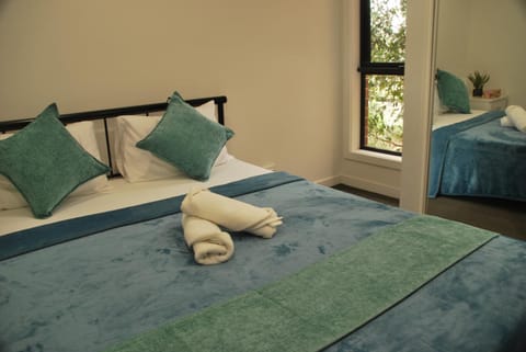 Bed, Bedroom, towels