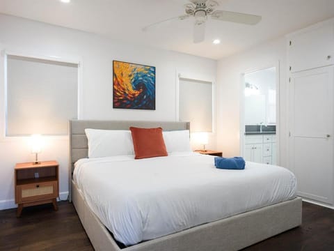 Renovated Retreat 4BR Oasis w Pool and Pool Table House in Tustin