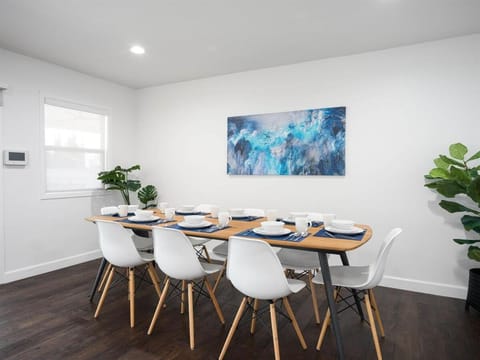 Renovated Retreat 4BR Oasis w Pool and Pool Table House in Tustin