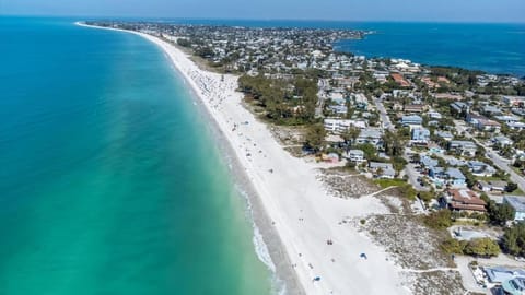 Modern home - 3K sqft - 5BR & 11 beds - brand new HOT TUB - 6 miles to AMI beaches House in Bradenton