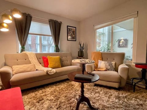 Artist's Condo with 2 Bedroom & Arcade House in Tahoe Park