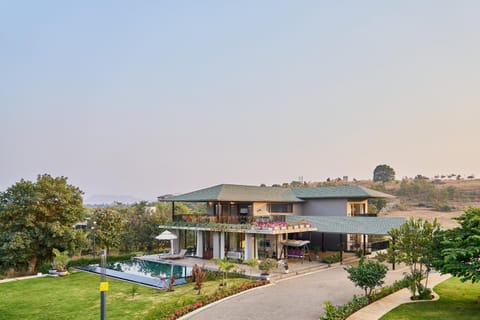 Property building, Facade/entrance, Garden, Bathroom, Balcony/Terrace, Food and drinks, Dining area, Bedroom, Garden view, Swimming pool, Breakfast, Lunch, Dinner, Parking, air conditioner