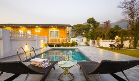 Property building, Natural landscape, View (from property/room), Balcony/Terrace, Pool view, Swimming pool, sunbed, towels