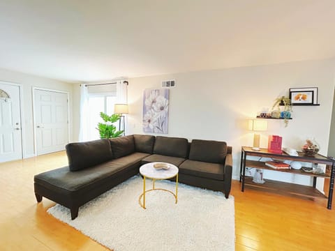 Brea Mall romantic two-bedroom house Villa in Brea