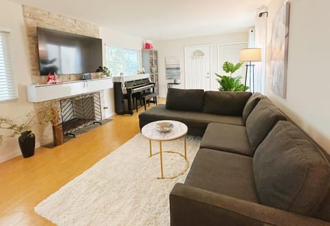 Brea Mall romantic two-bedroom house Villa in Brea