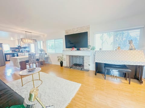 Brea Mall romantic two-bedroom house Villa in Brea