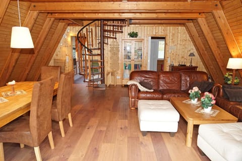 Zeltdachhaus mit grosser Terrasse und W-LAN House in Damp