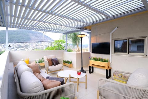 View (from property/room), Balcony/Terrace, Mountain view