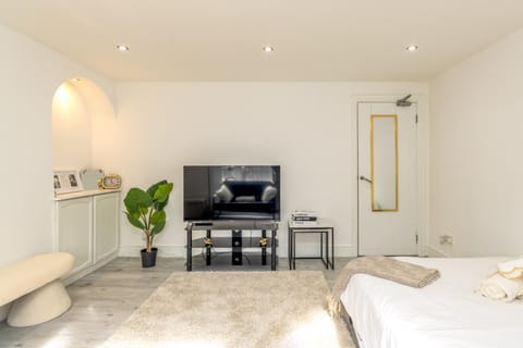 TV and multimedia, Photo of the whole room, Bedroom