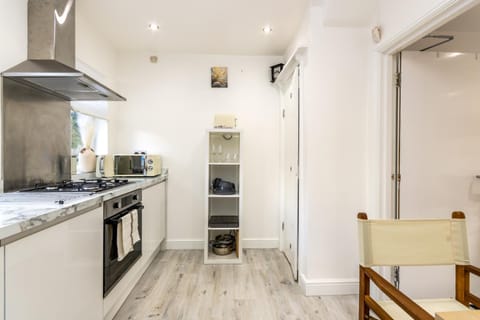 Coffee/tea facilities, Kitchen or kitchenette, oven, stove, toaster