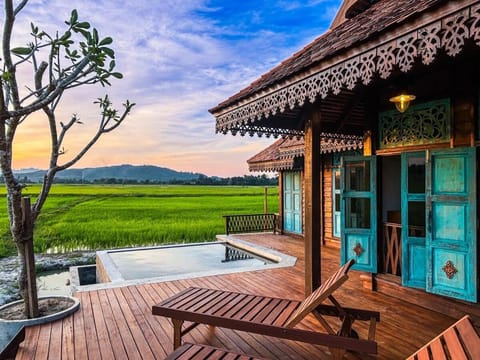 Property building, Patio, Day, Natural landscape, Balcony/Terrace, Mountain view, Sunrise