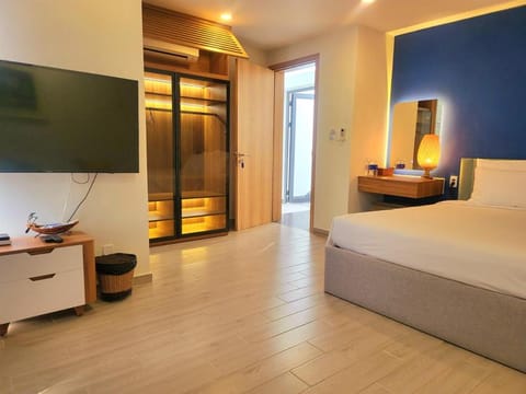 Bed, TV and multimedia, Bedroom
