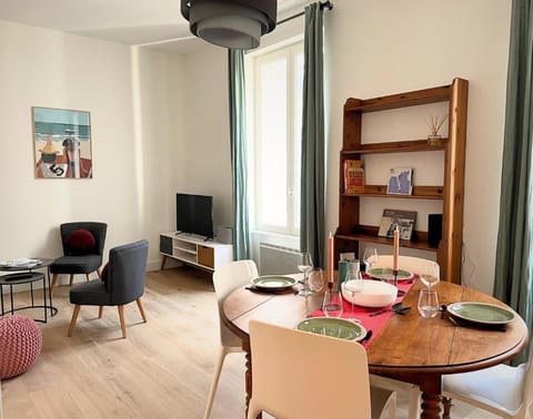 TV and multimedia, Living room, Seating area, Dining area