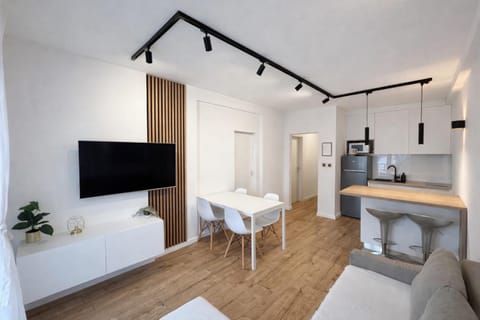 TV and multimedia, Kitchen or kitchenette, Living room, Seating area, Dining area