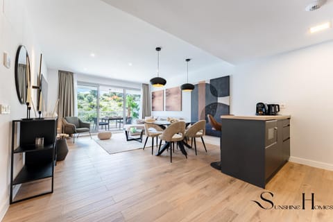 TV and multimedia, Kitchen or kitchenette, Living room, Seating area, Dining area