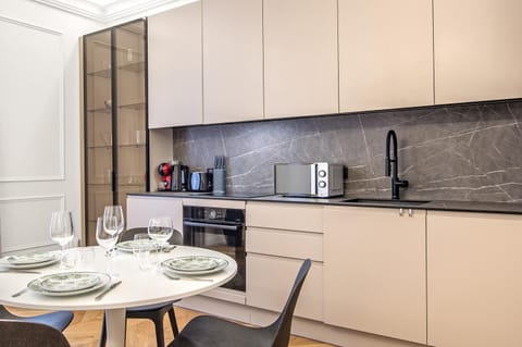 Coffee/tea facilities, Kitchen or kitchenette, Dining area, stove, toaster