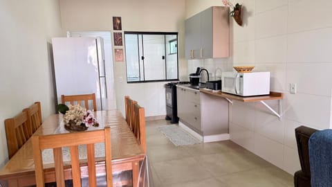 Coffee/tea facilities, Kitchen or kitchenette, Dining area, oven, stove