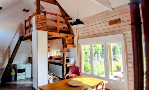 Kitchen or kitchenette, Photo of the whole room, Dining area, oven