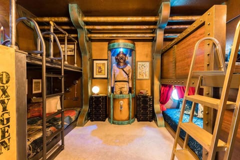 Bedroom, bunk bed