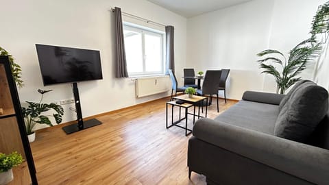Communal lounge/ TV room, TV and multimedia, Living room, Seating area, Dining area, Evening entertainment