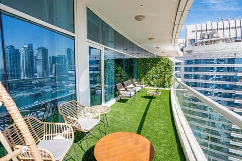 View (from property/room), Balcony/Terrace, Seating area, City view