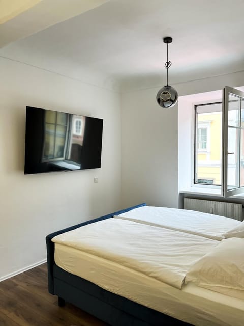 Bed, TV and multimedia, Photo of the whole room, Evening entertainment, Bedroom