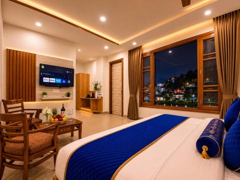 Communal lounge/ TV room, Bed, Night, TV and multimedia, View (from property/room), Living room, Photo of the whole room, Seating area, Evening entertainment, Bedroom