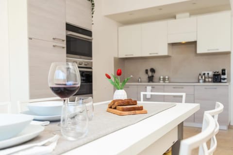 Kitchen or kitchenette, Food and drinks, Dining area, Food