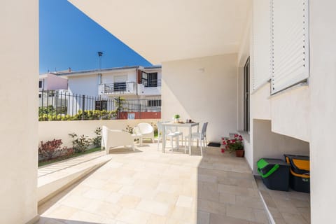 Property building, Patio, Balcony/Terrace, Garden view