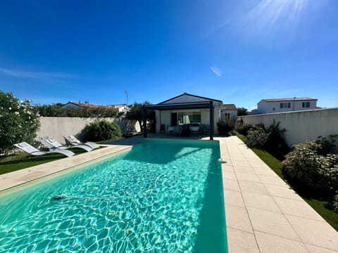 Property building, Day, Swimming pool