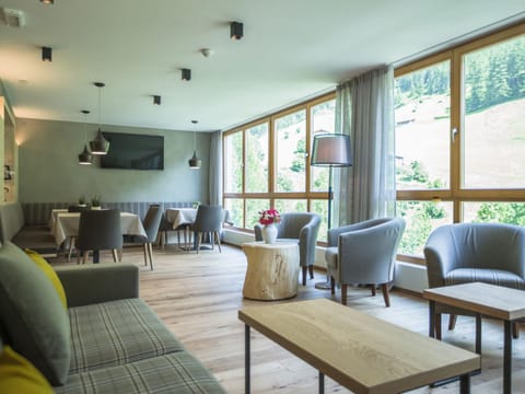 Communal lounge/ TV room, Lobby or reception, Lounge or bar