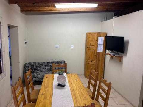 TV and multimedia, Seating area, Dining area